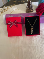 Couple Hugging Neckchain | Anti-Tarnish
