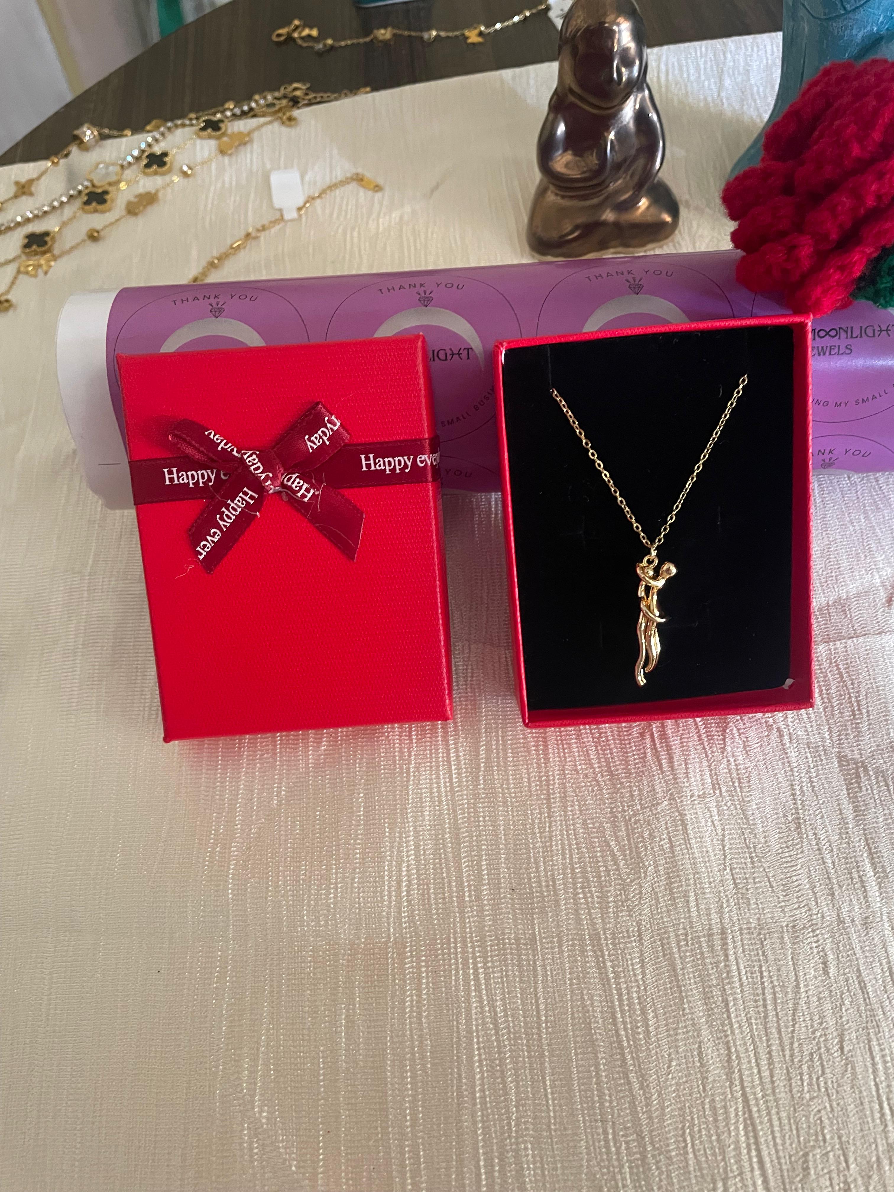 Couple Hugging Neckchain | Anti-Tarnish