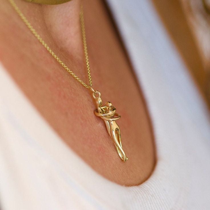 Couple Hugging Neckchain | Anti-Tarnish